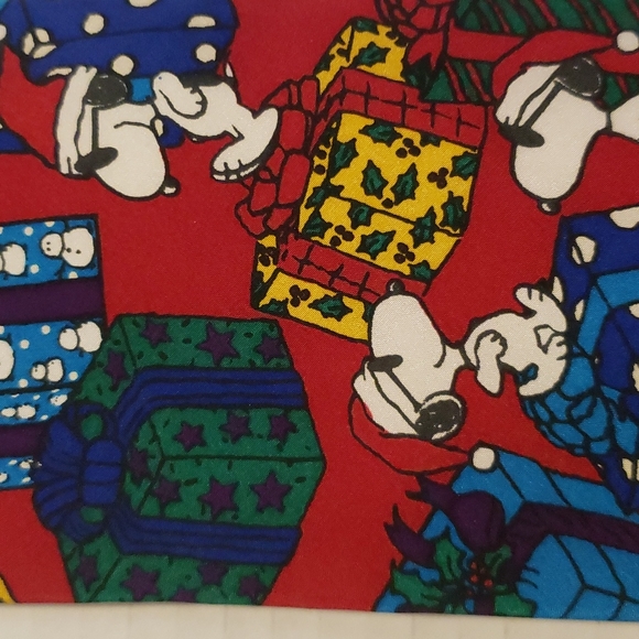 Peanuts | Men's 100% Silk Tie "Do Not Open Until Christmas" - Picture 3 of 8